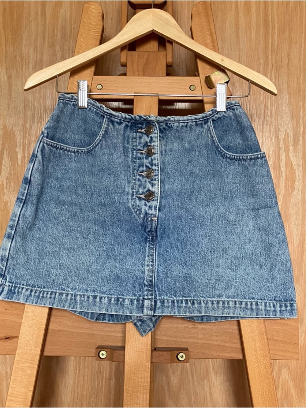 Vintage high-waisted, mini denim skort!